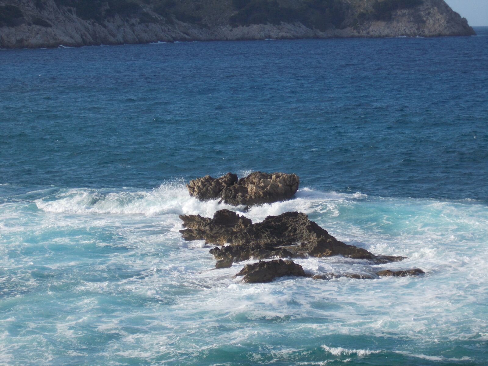 Nikon COOLPIX L29 sample photo. Rock, water, sea photography