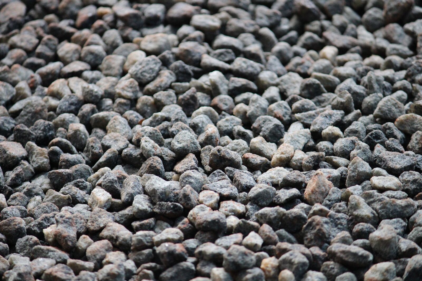 Canon EOS 700D (EOS Rebel T5i / EOS Kiss X7i) sample photo. Rocks, metal, black photography