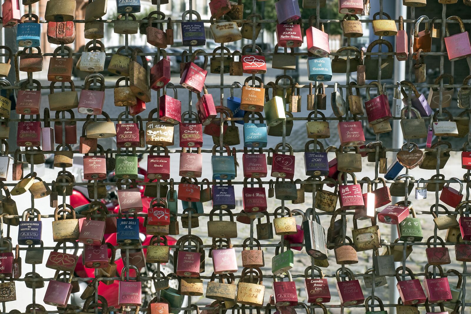 Olympus OM-D E-M5 II + Olympus M.Zuiko Digital ED 12-40mm F2.8 Pro sample photo. Love locks, castles, fence photography