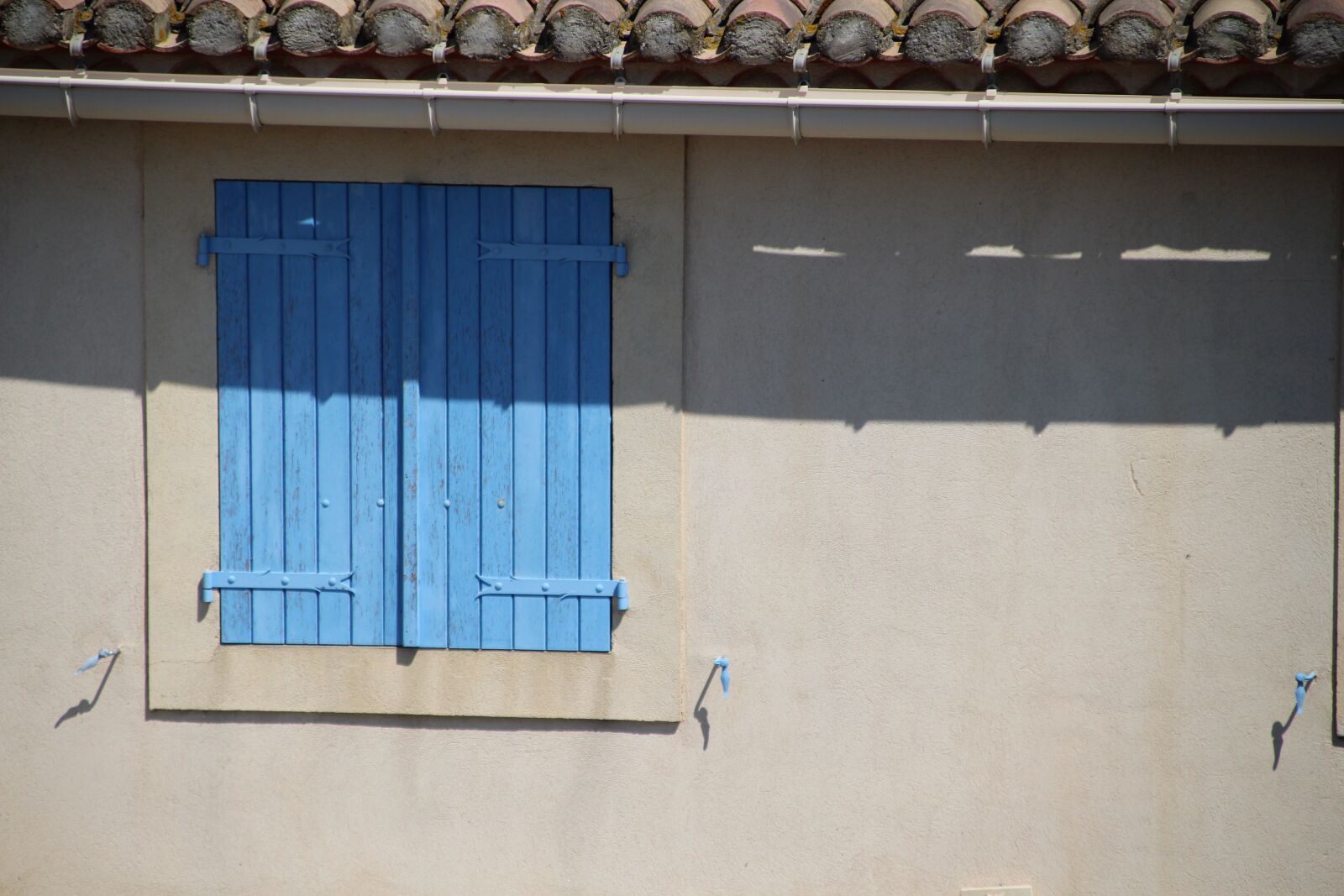 Canon EOS 1300D (EOS Rebel T6 / EOS Kiss X80) + Canon TS-E 90mm F2.8 Tilt-Shift sample photo. France, window, house photography