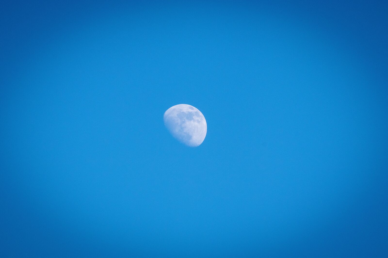 Canon EOS 200D (EOS Rebel SL2 / EOS Kiss X9) sample photo. Moon, sky, day photography