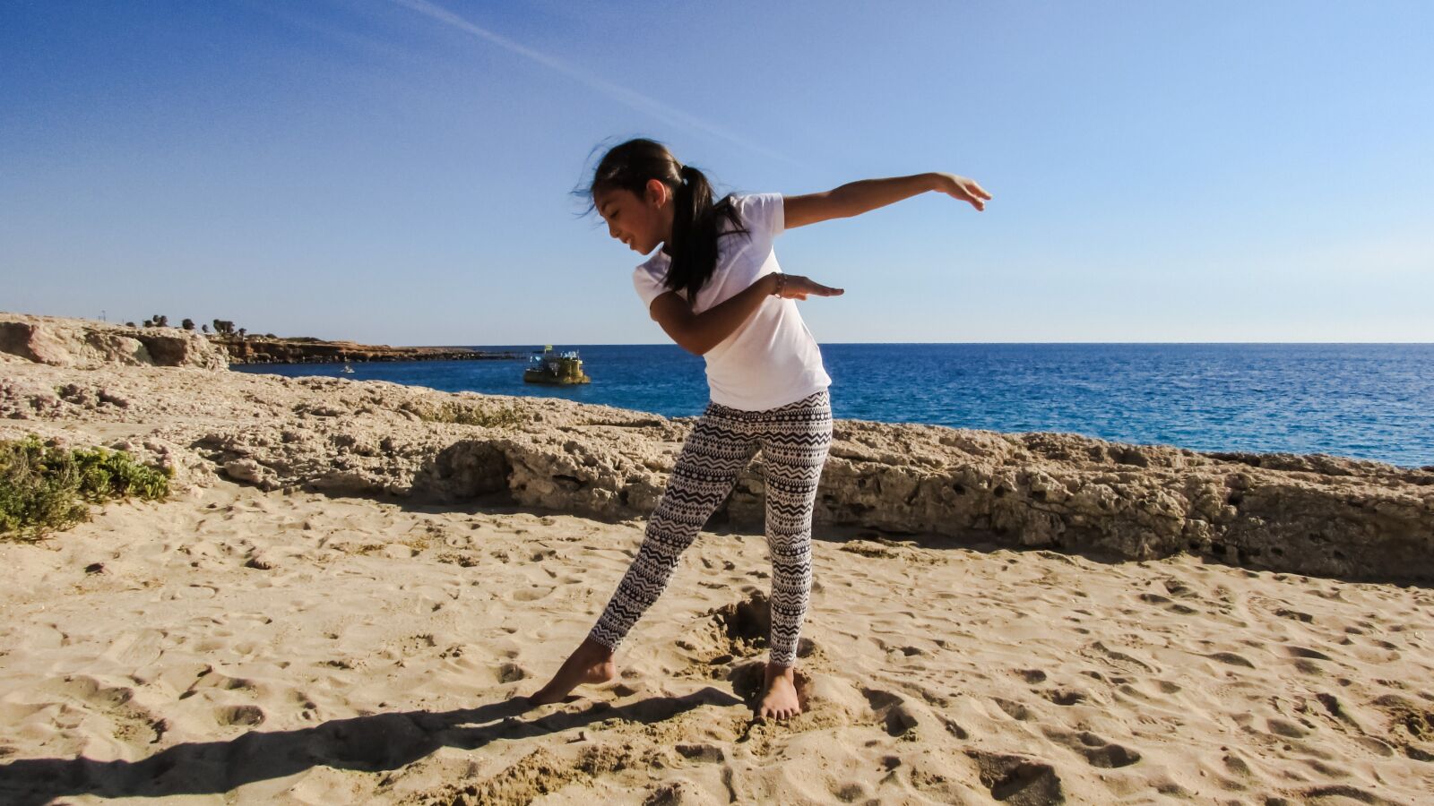 Canon PowerShot SX400 IS sample photo. Girl, dancing, beach photography