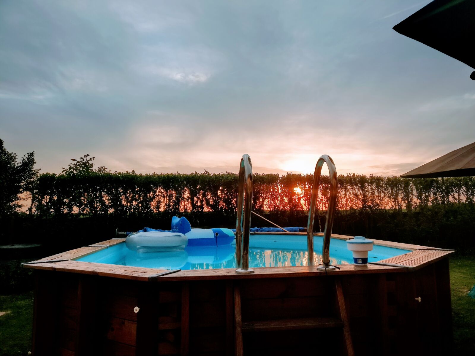 OnePlus A3003 sample photo. Swimming pool, sky, sun photography