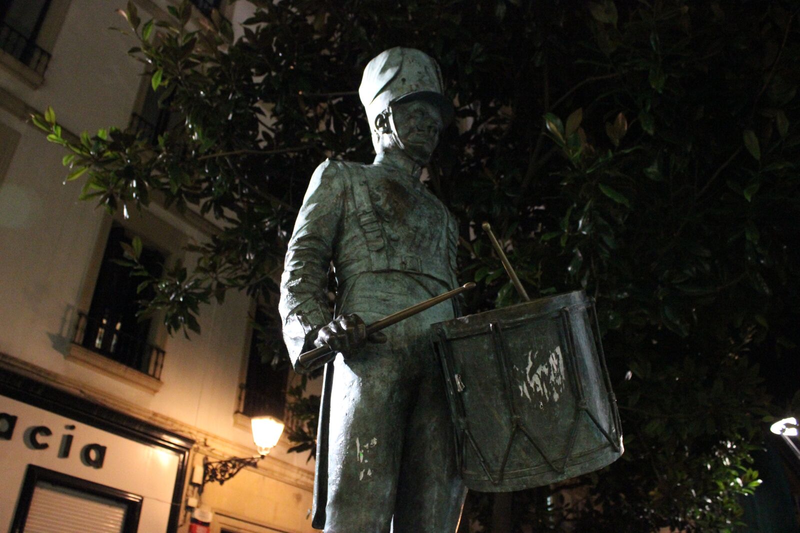Canon EOS 600D (Rebel EOS T3i / EOS Kiss X5) sample photo. Statue, image, soldier photography