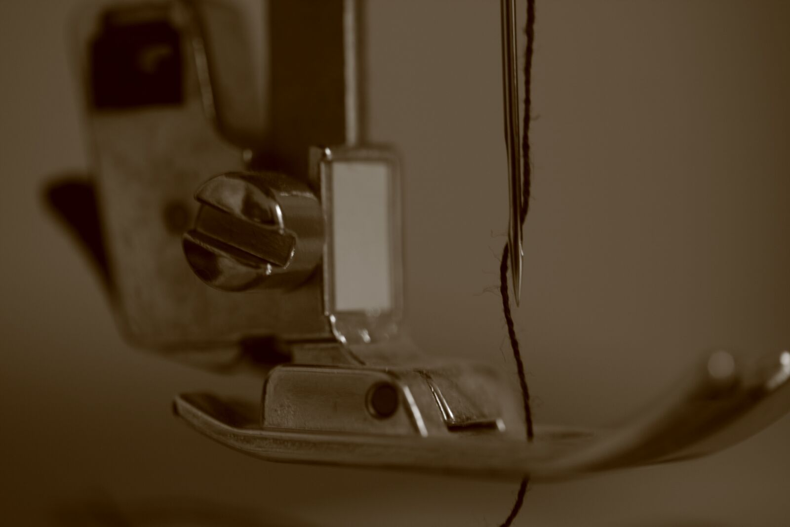 Canon EOS 400D (EOS Digital Rebel XTi / EOS Kiss Digital X) sample photo. Sewing machine, foot, hand photography