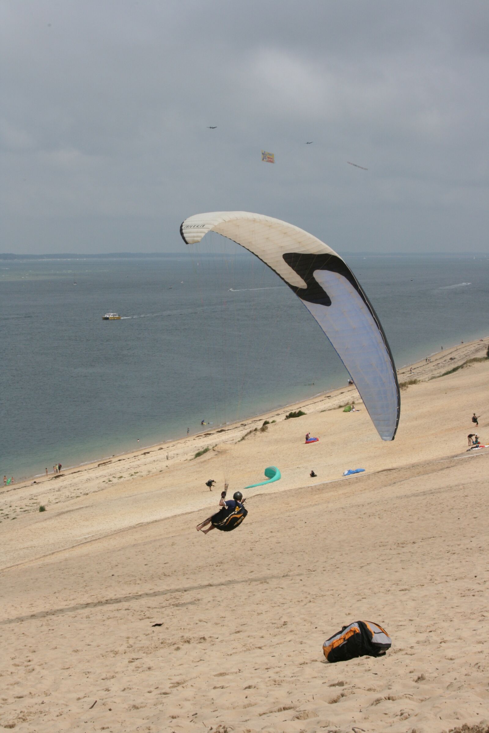 Canon EOS 400D (EOS Digital Rebel XTi / EOS Kiss Digital X) sample photo. Paragliding, beach, flying photography
