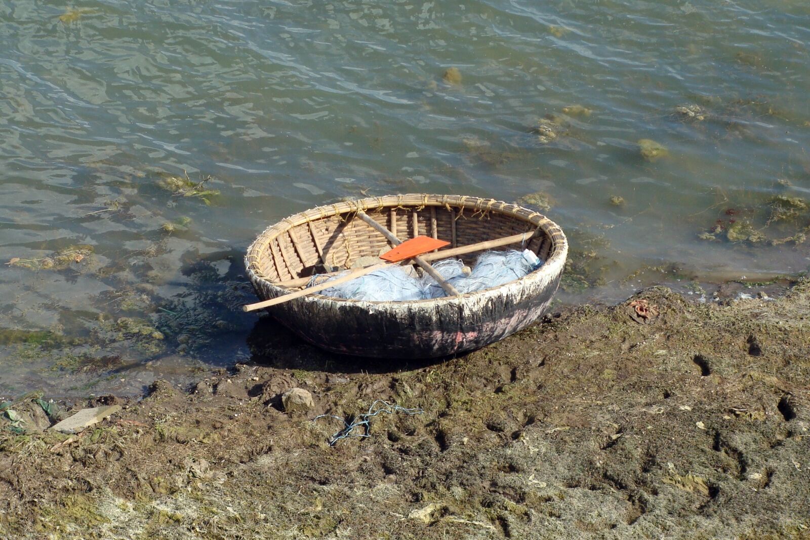 Sony Cyber-shot DSC-H10 sample photo. Coracle, lake, reservoir photography
