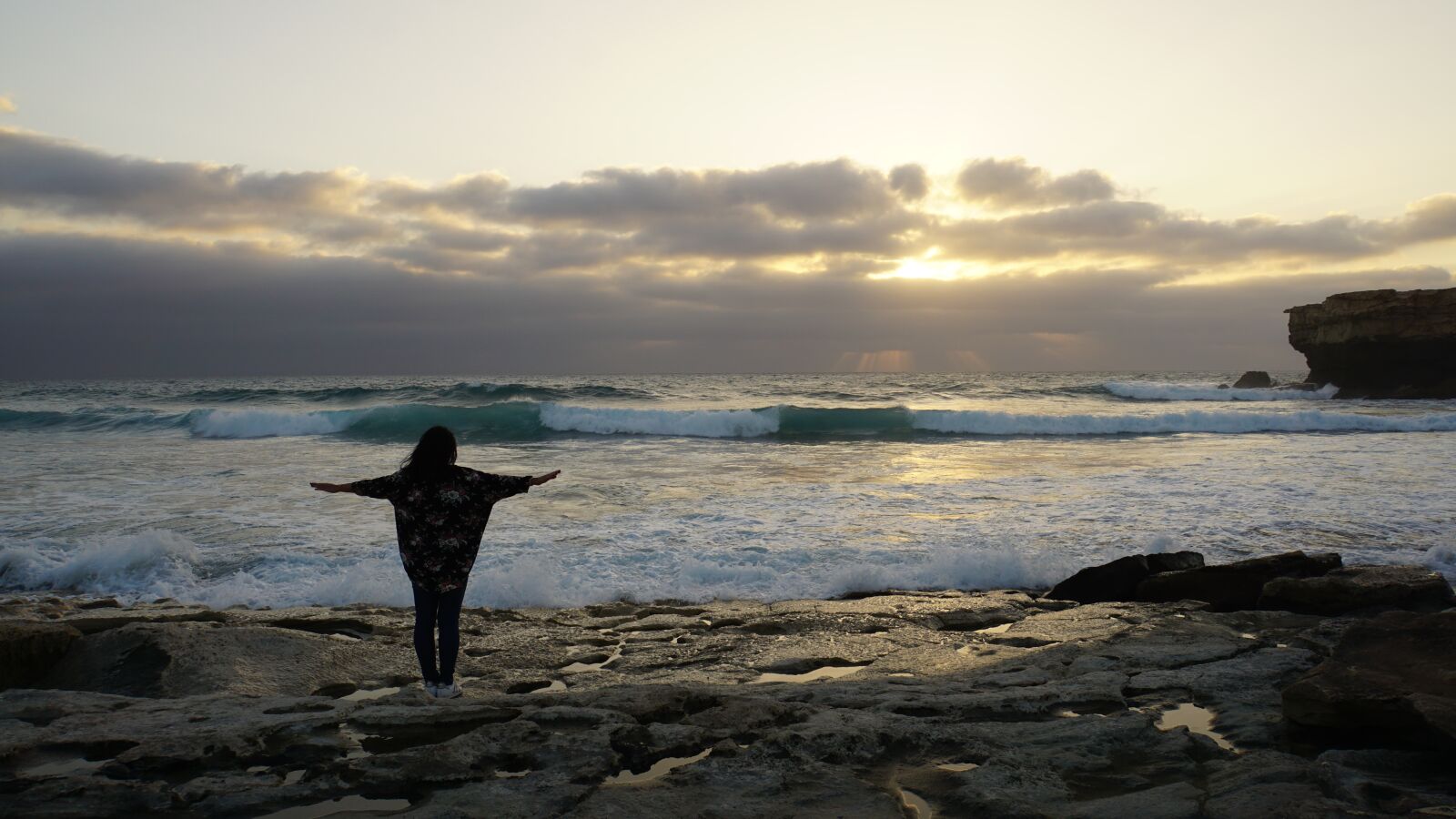 Sony E 18-200mm F3.5-6.3 OSS LE sample photo. Woman, sunset, sea photography
