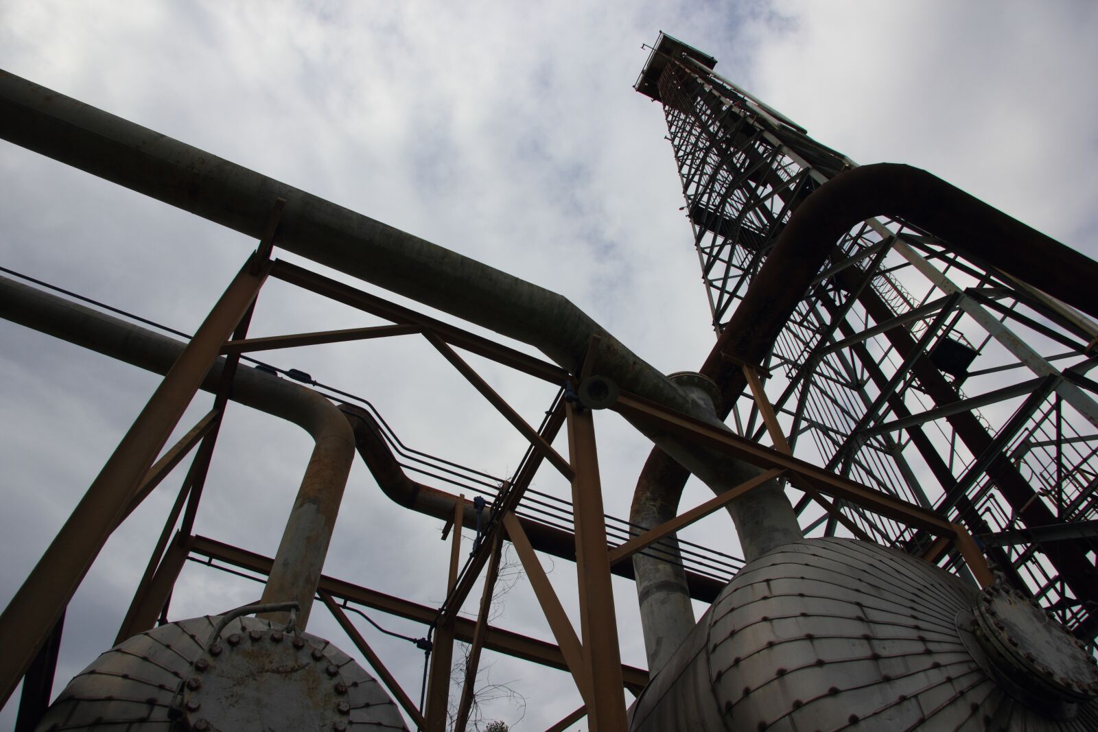 Canon EOS 550D (EOS Rebel T2i / EOS Kiss X4) sample photo. Italy, industry, tower photography