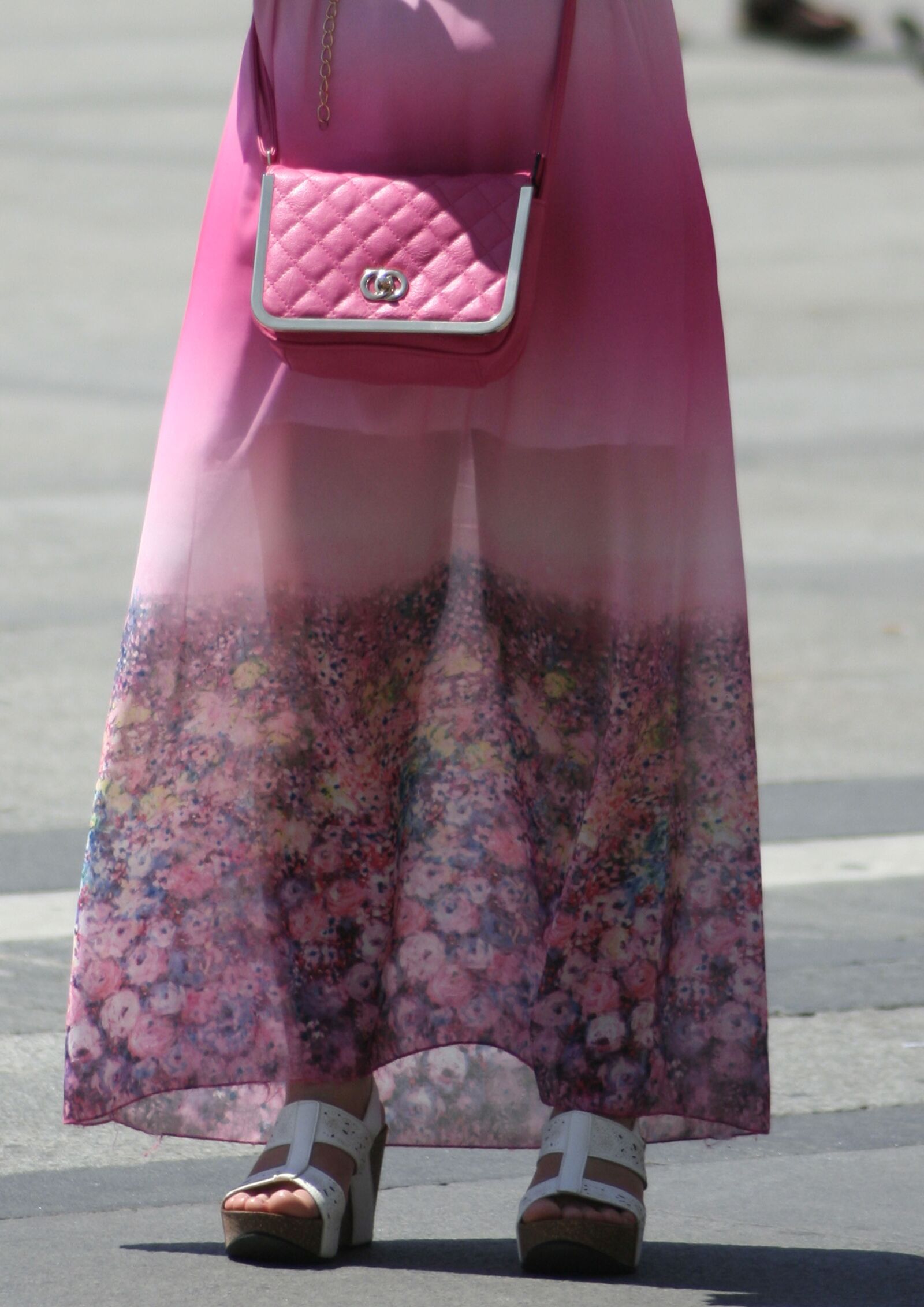 Canon EOS 350D (EOS Digital Rebel XT / EOS Kiss Digital N) sample photo. Woman, pink, handbag photography