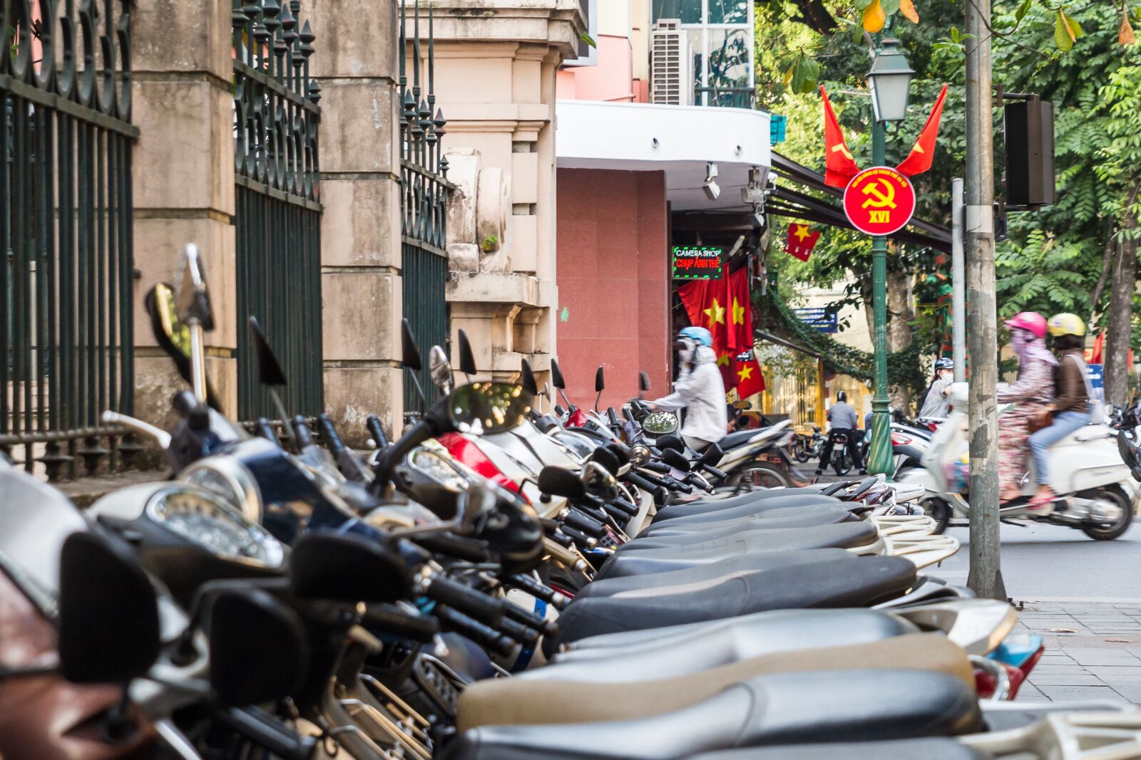 Canon EOS 600D (Rebel EOS T3i / EOS Kiss X5) sample photo. Scooter, traffic, hanoi photography