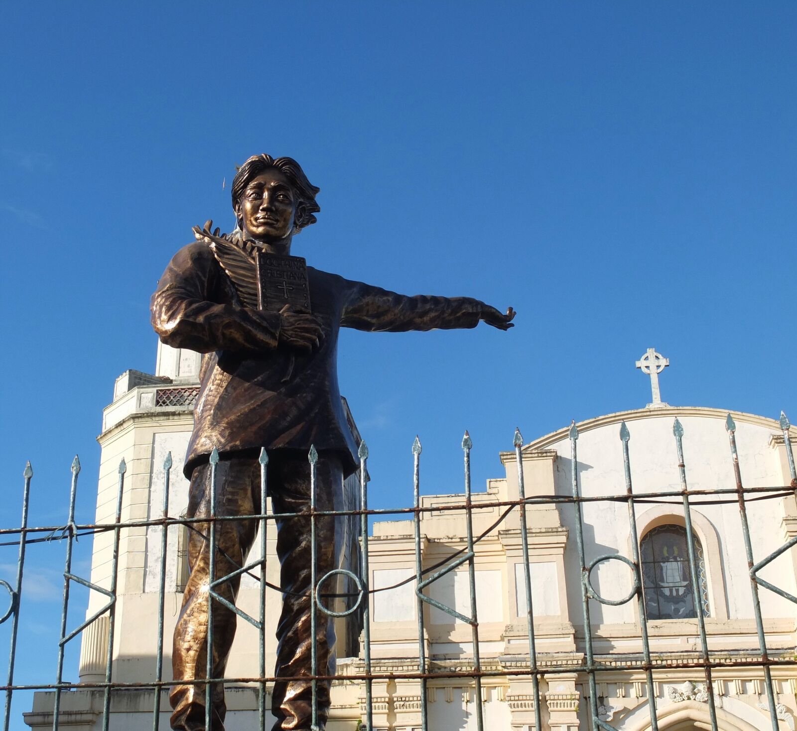 Fujifilm X10 sample photo. Architecture, statue, sky photography