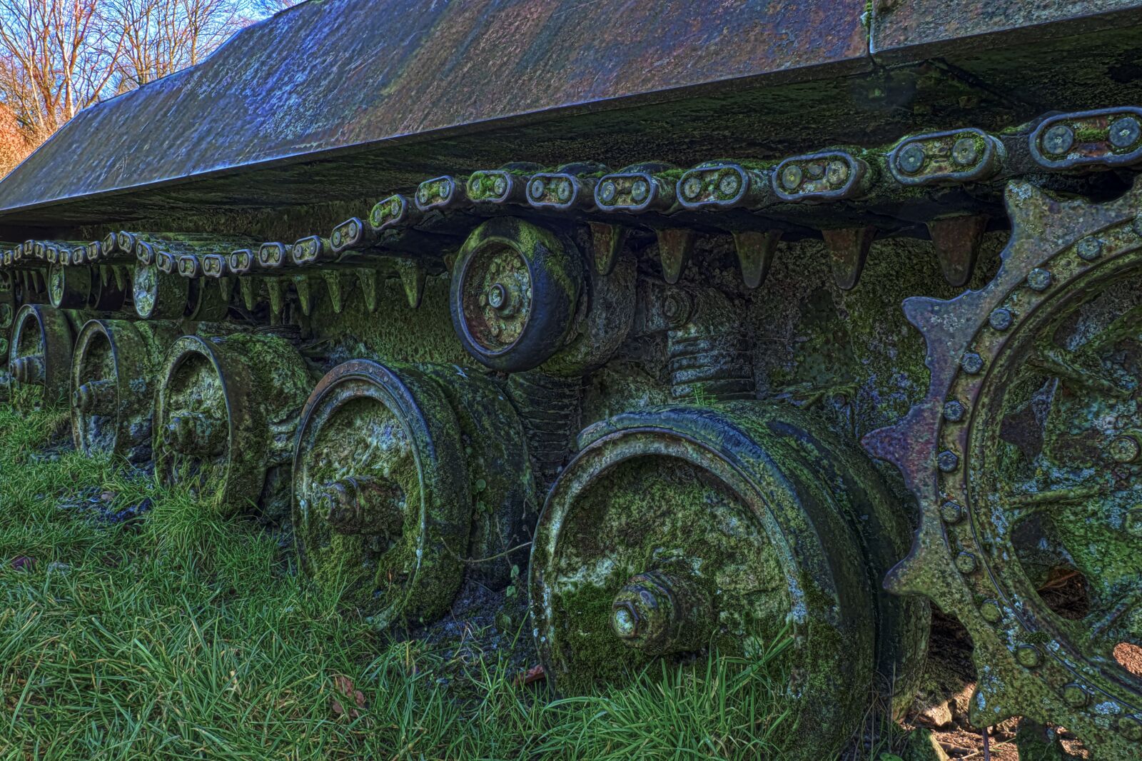 Olympus OM-D E-M10 sample photo. Panzer, curb chain, wreck photography