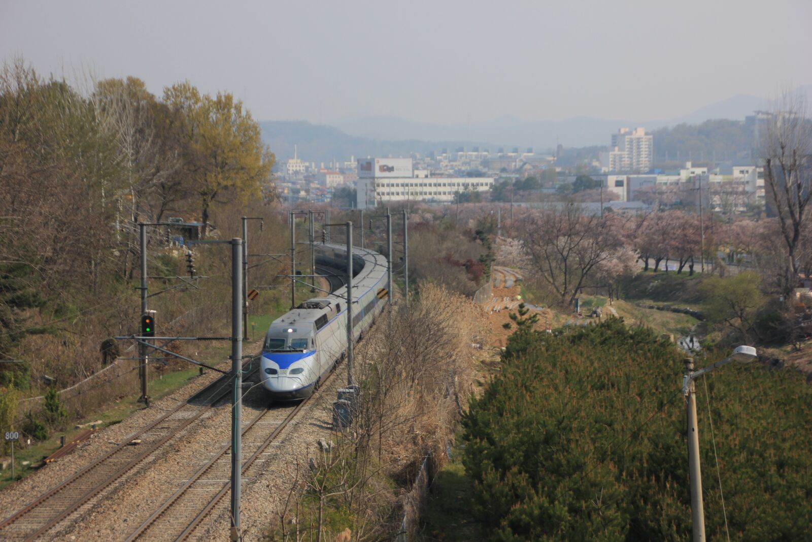 Canon EOS 600D (Rebel EOS T3i / EOS Kiss X5) sample photo. Korea, railway, transportation photography