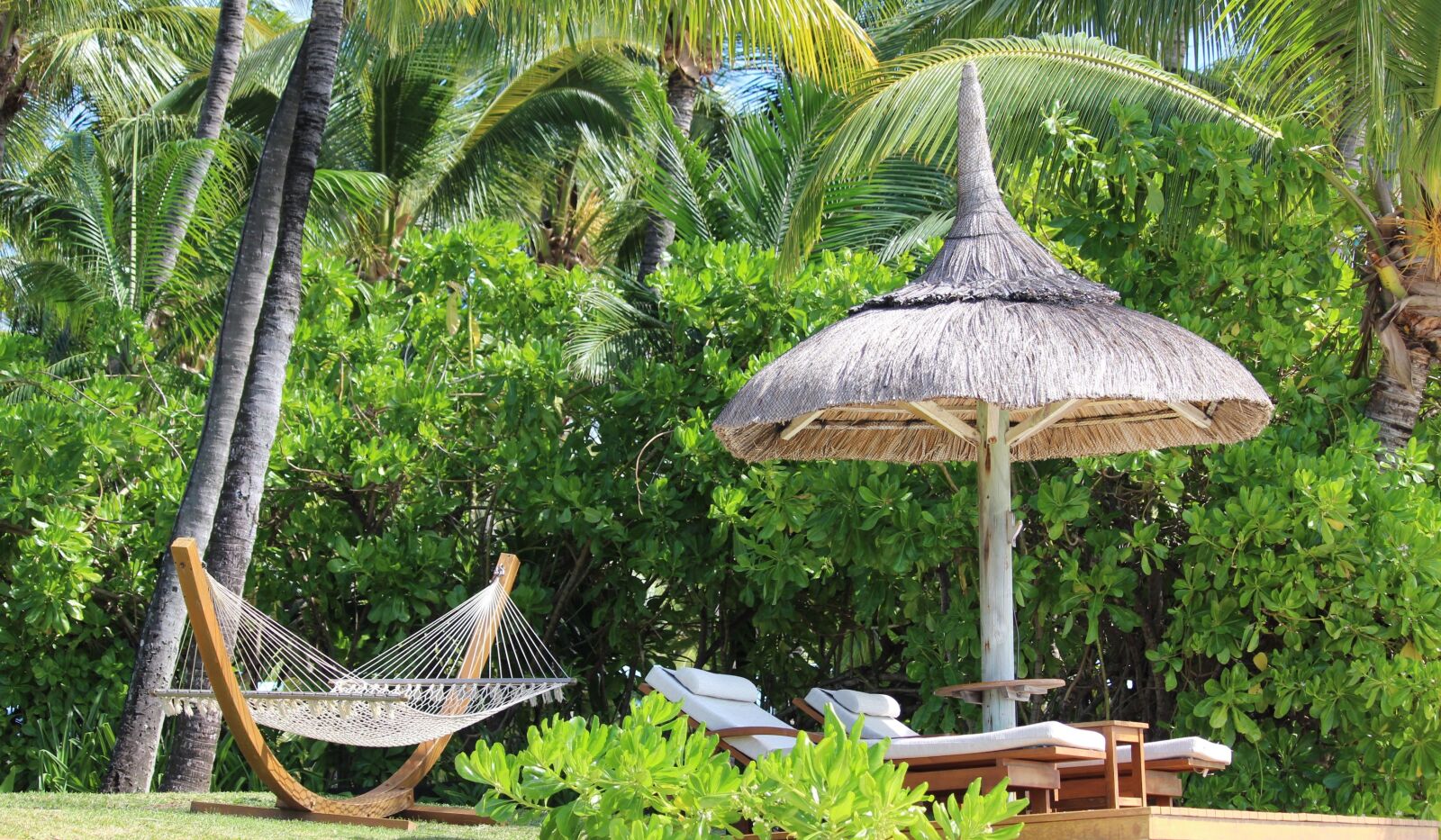Canon EOS 1200D (EOS Rebel T5 / EOS Kiss X70 / EOS Hi) sample photo. Hammock, parasol, palm trees photography