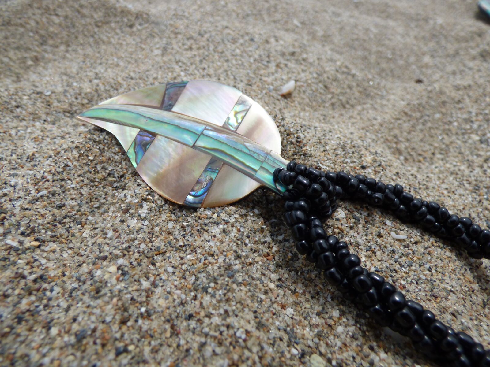 Panasonic DMC-FZ72 sample photo. Pendants of mother-of-pearl, beach photography