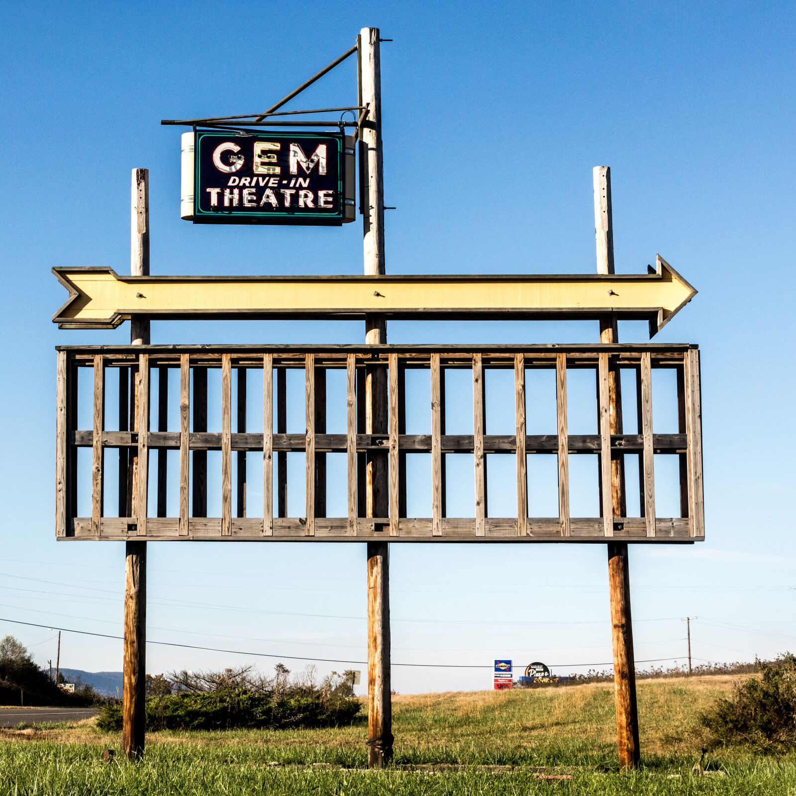 Canon EOS 750D (EOS Rebel T6i / EOS Kiss X8i) sample photo. Vintage, sign, theater photography