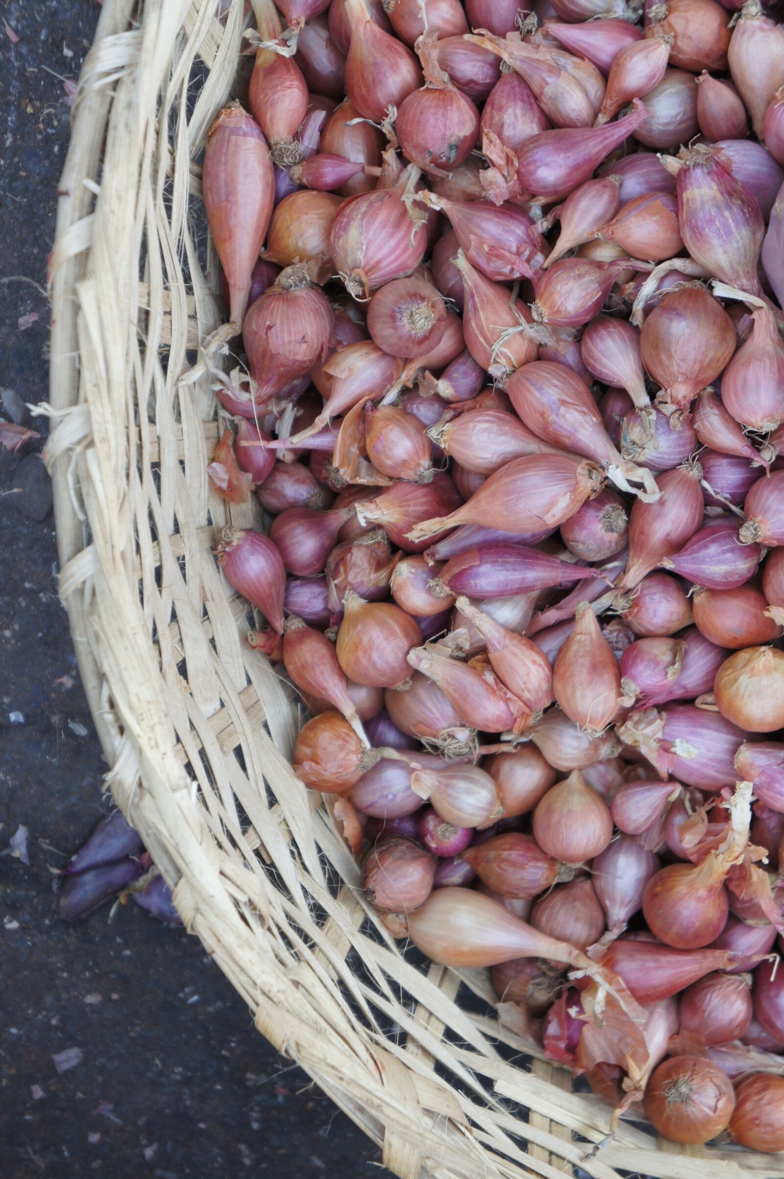Sony Alpha NEX-5 sample photo. Onions, market, vegetables photography