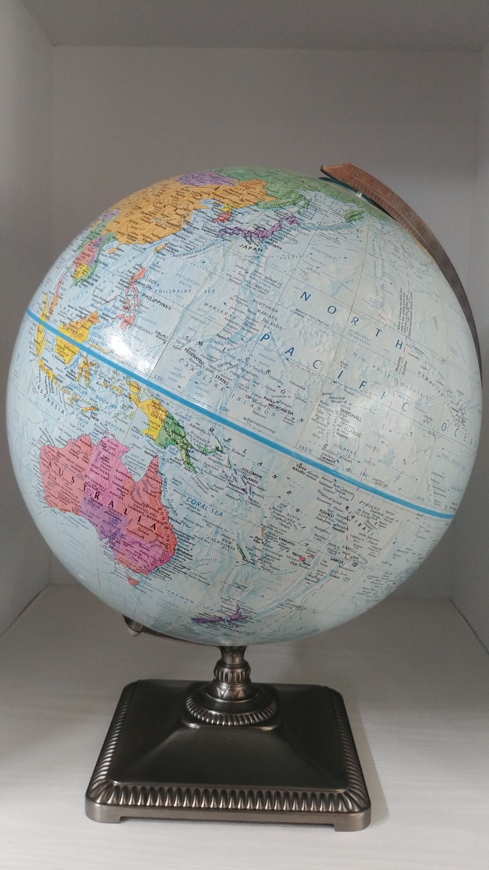 LG G6 sample photo. Globe, earth photography