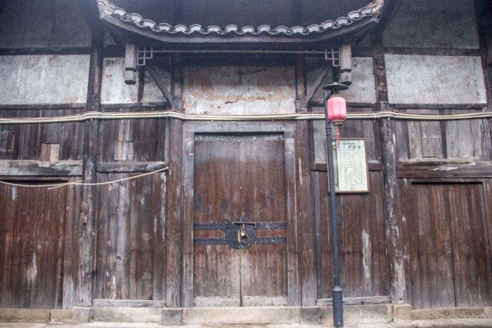 Canon EOS 600D (Rebel EOS T3i / EOS Kiss X5) + Canon EF-S 18-135mm F3.5-5.6 IS sample photo. Door, ancient architecture, old photography