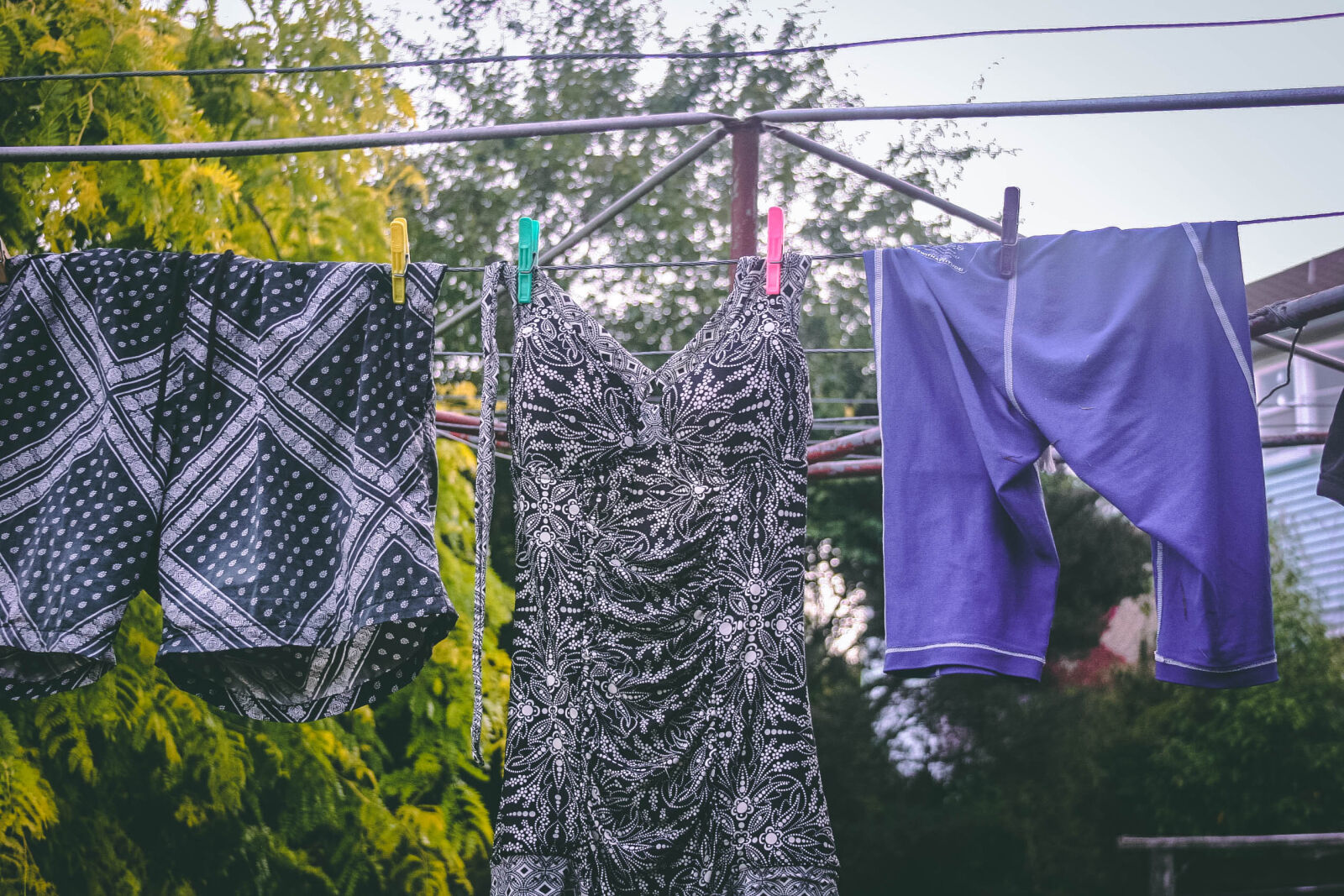 Canon EOS 20D sample photo. Clothes, drying, house, leaves photography