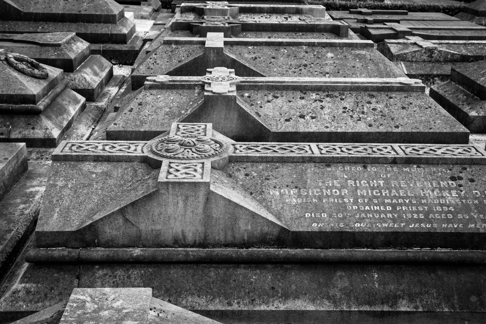 Sony a6500 + Sony Vario-Tessar T* E 16-70mm F4 ZA OSS sample photo. Cemetery, grave, tombstone photography