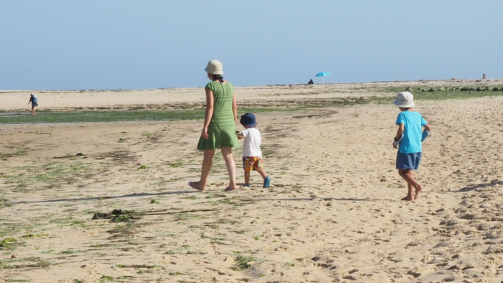 Olympus OM-D E-M10 III sample photo. Woman, children, beach photography