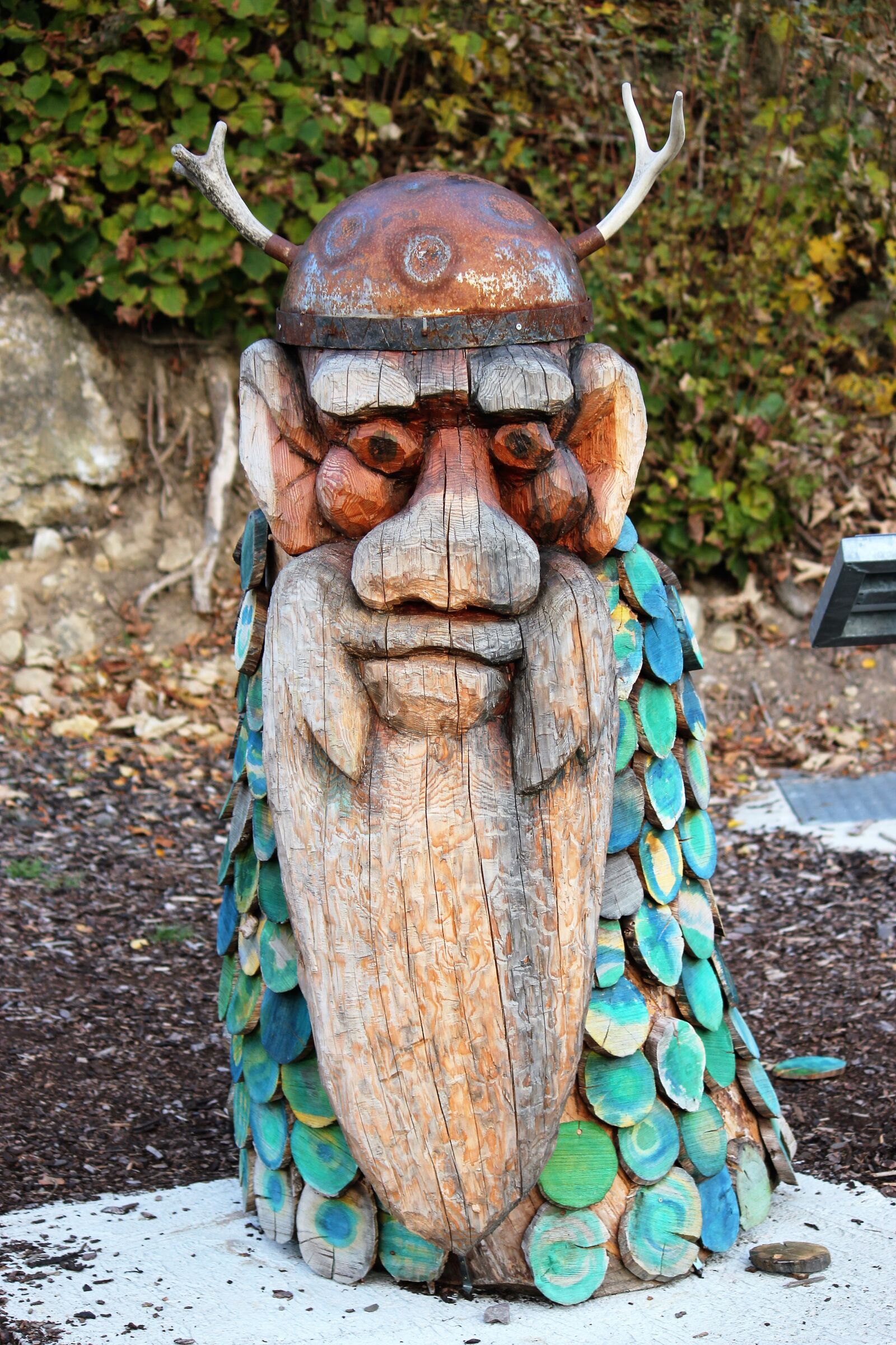 Canon EOS 550D (EOS Rebel T2i / EOS Kiss X4) sample photo. Wood, figure, carving photography