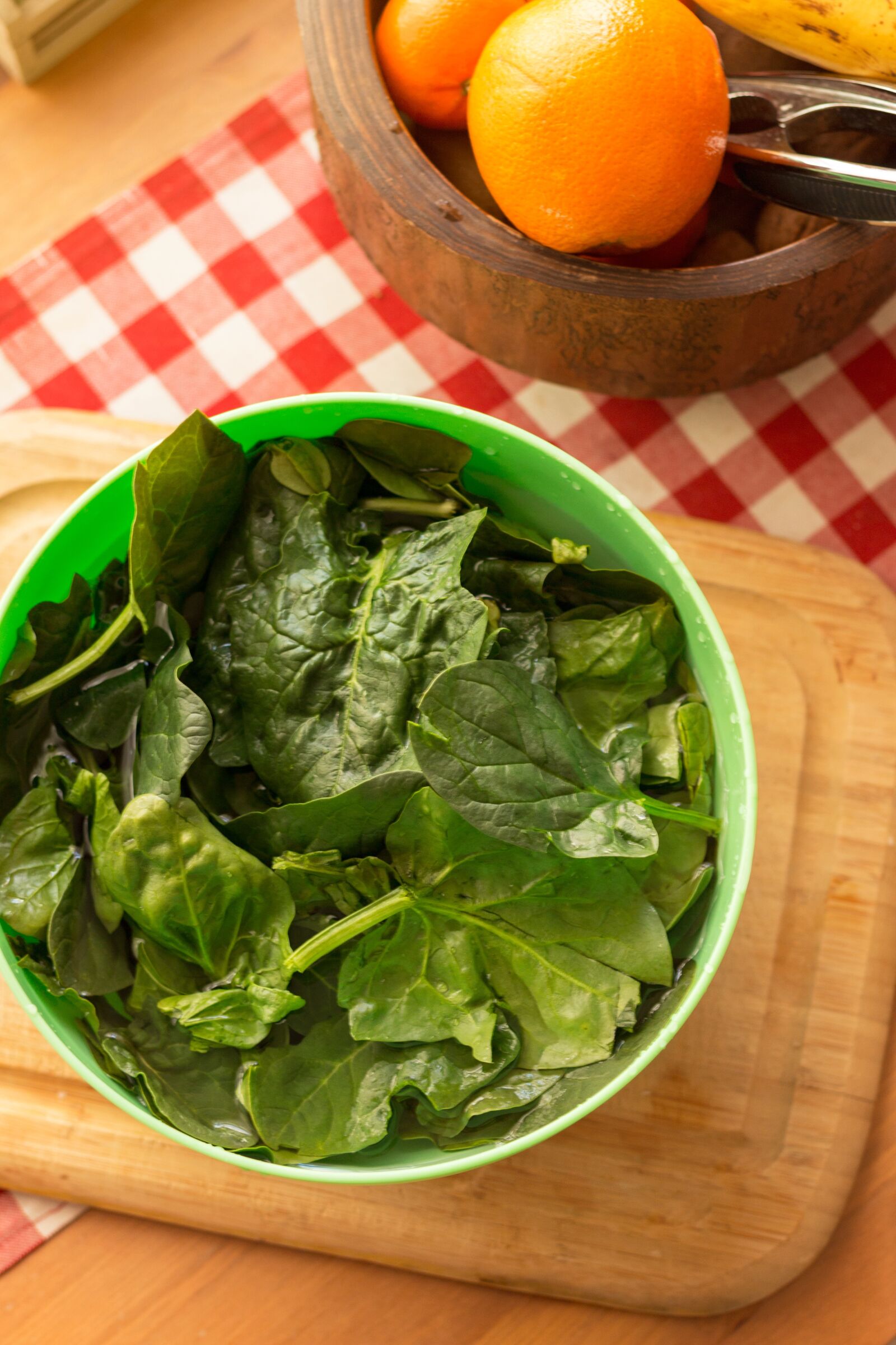 Canon EOS 700D (EOS Rebel T5i / EOS Kiss X7i) + Canon EF 50mm F1.8 II sample photo. Spinach, vegetable, green photography