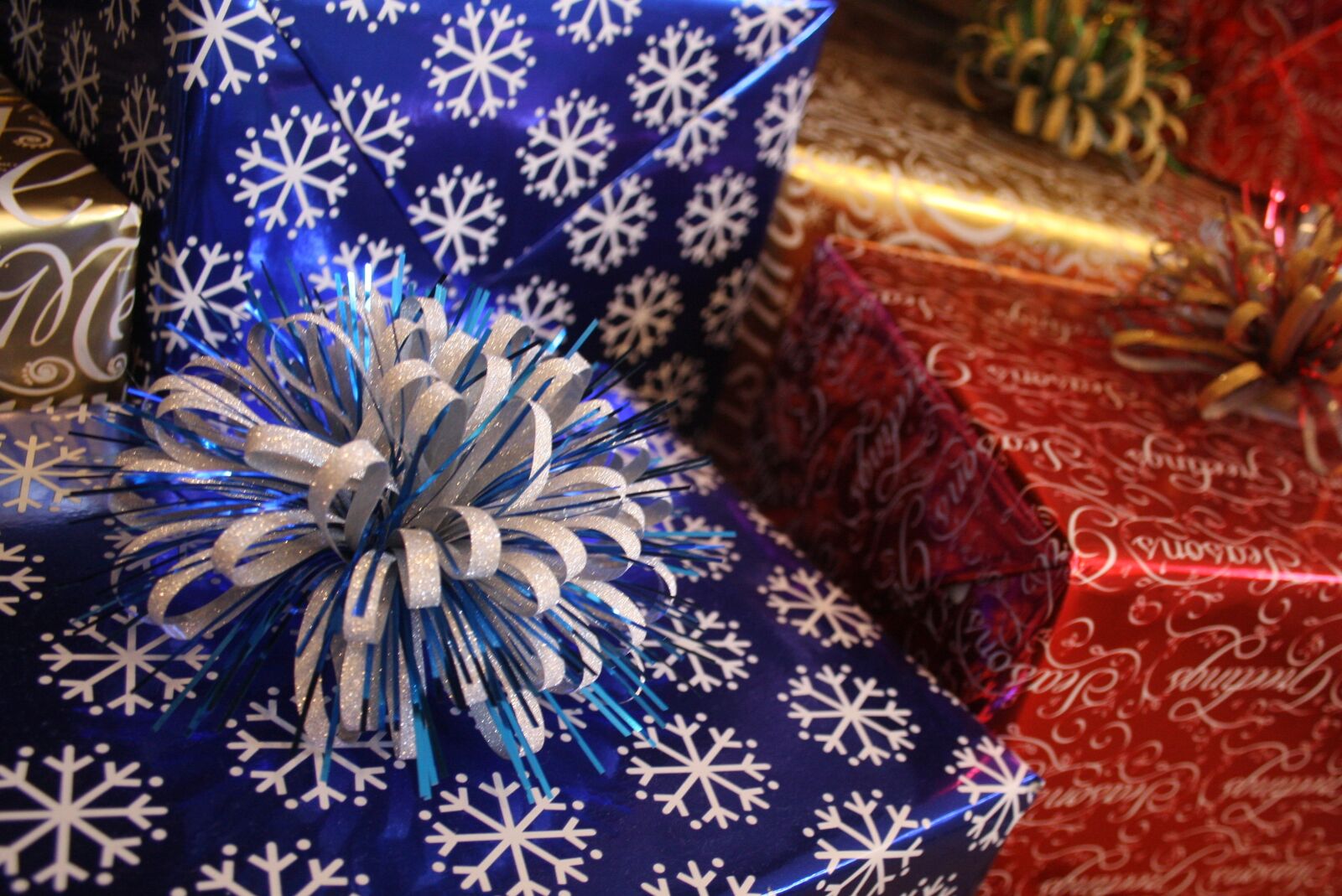 Canon EOS 40D sample photo. Christmas, gift, wrap photography
