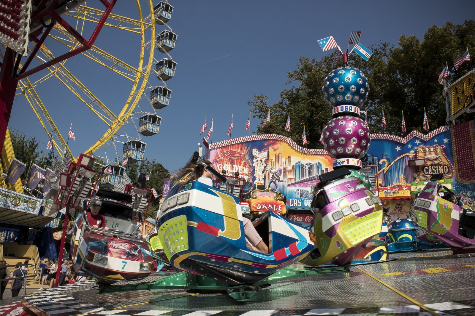 Canon EOS 1300D (EOS Rebel T6 / EOS Kiss X80) sample photo. Carousel, ferris wheel, folk photography
