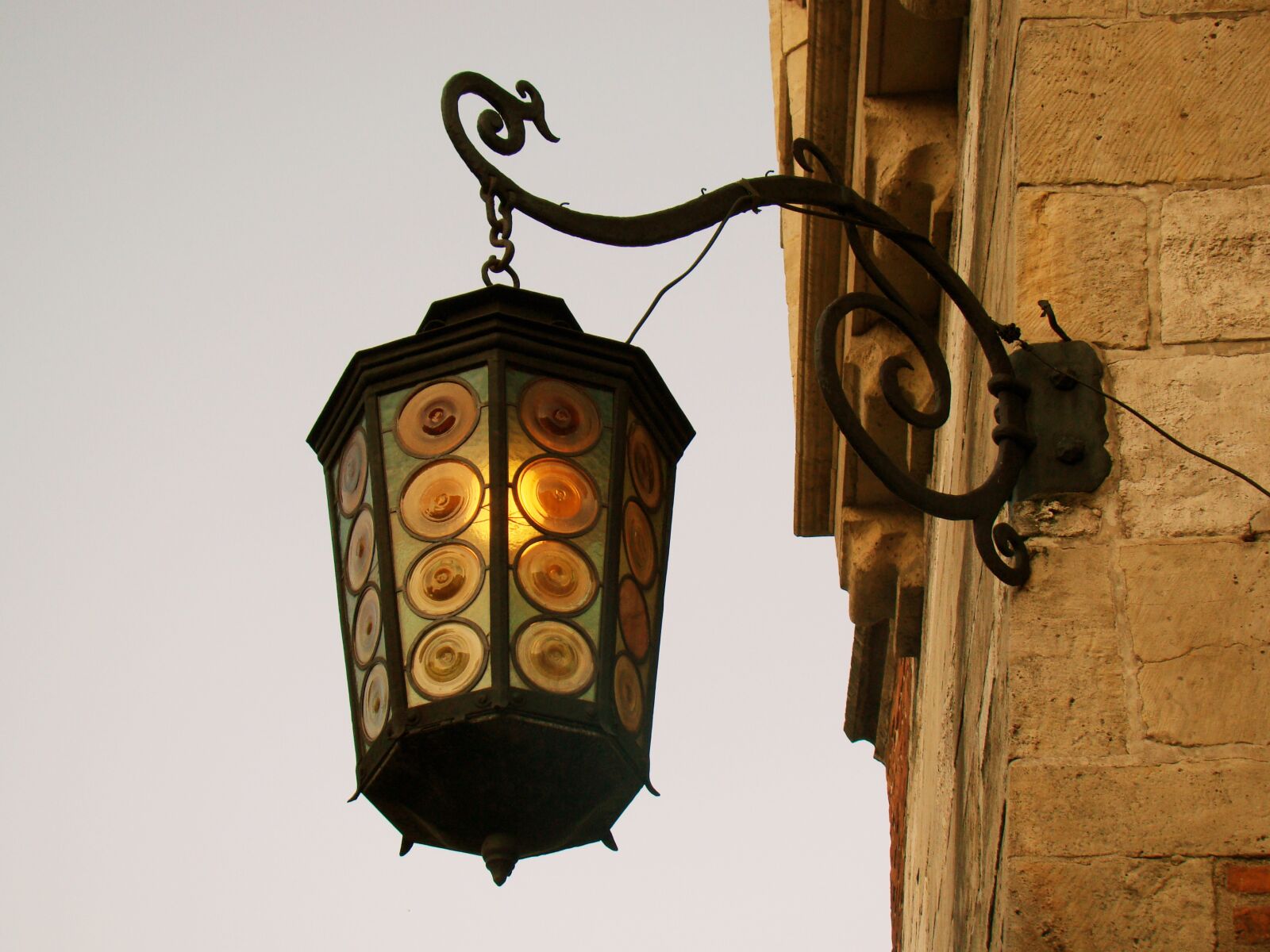 Sony Cyber-shot DSC-H50 sample photo. Lantern, replacement lamp, monument photography