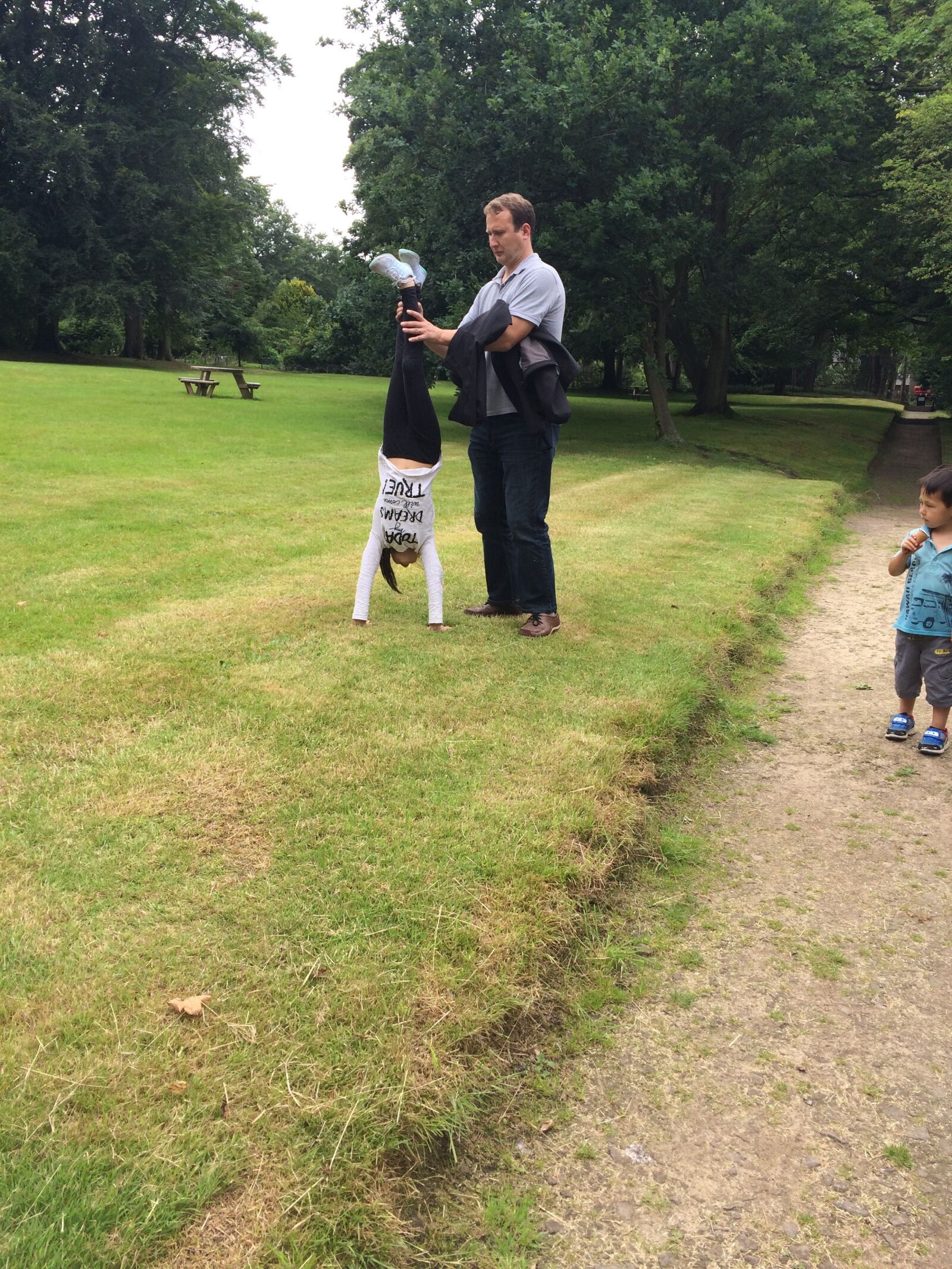 iPhone 5s back camera 4.15mm f/2.2 sample photo. Dad and daughter, park photography