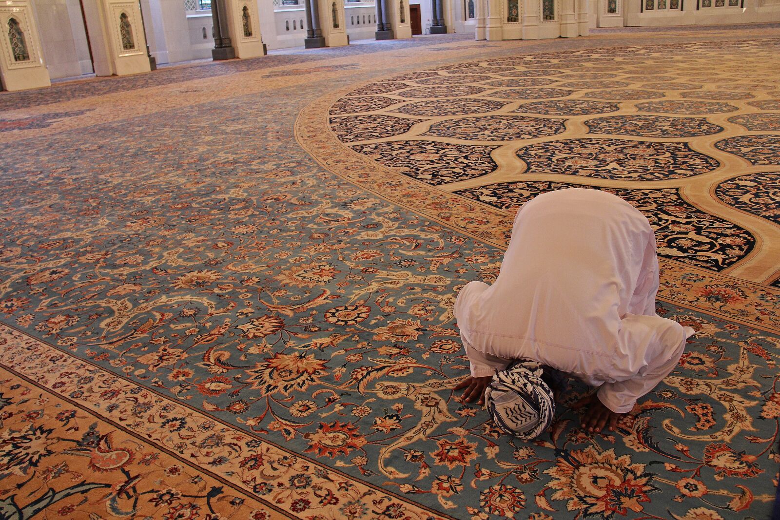 Canon EF-S 18-200mm F3.5-5.6 IS sample photo. Pray, prayer, carpet photography