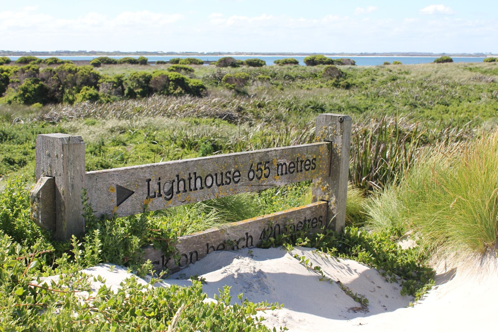 Canon EOS 550D (EOS Rebel T2i / EOS Kiss X4) sample photo. Lighthouse, sign, beach photography