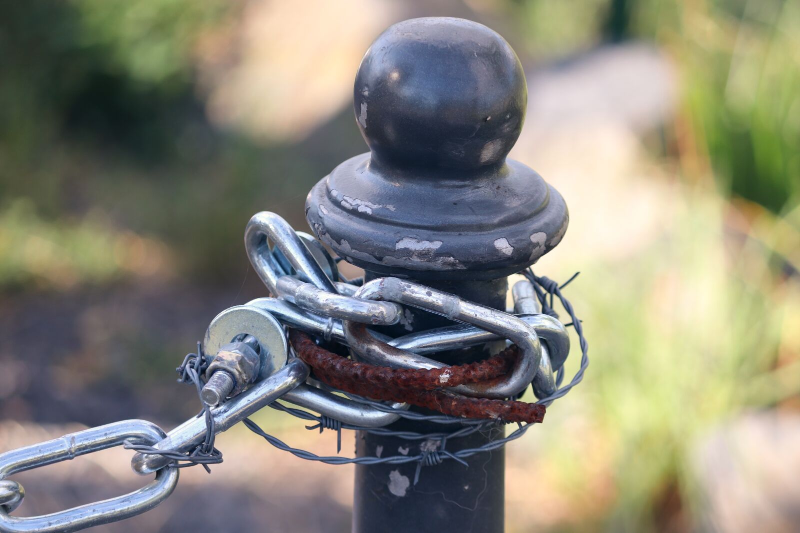 Canon EOS 200D (EOS Rebel SL2 / EOS Kiss X9) sample photo. Chain, barrier, security photography