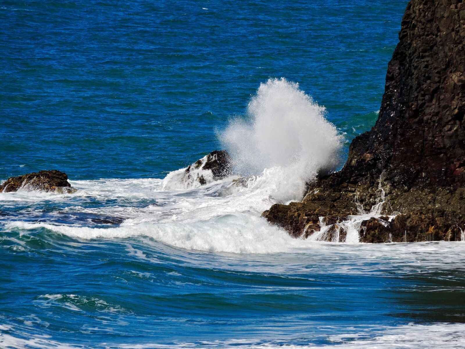 Nikon Coolpix P600 sample photo. Wave, rock, spray photography