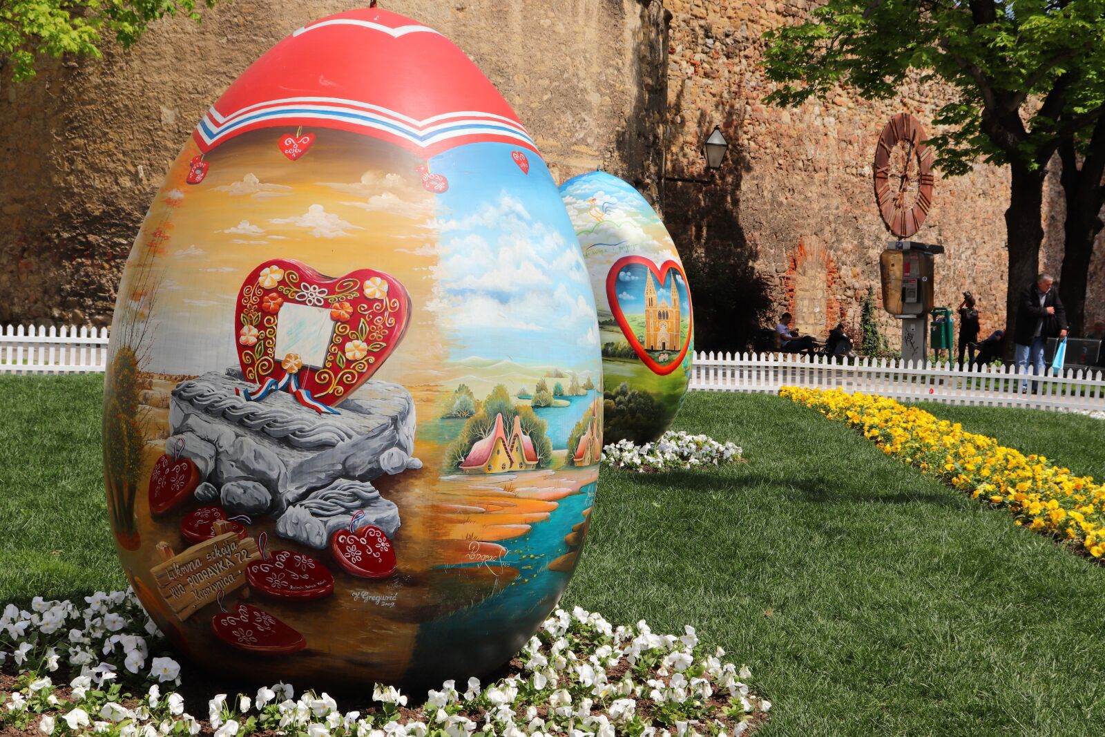 Canon EOS 200D (EOS Rebel SL2 / EOS Kiss X9) sample photo. Easter eggs, croatian naive photography