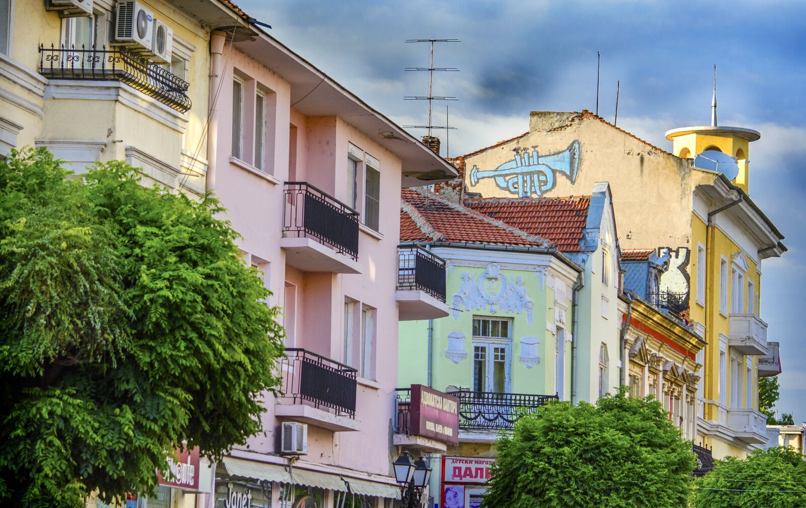 Nikon D5200 sample photo. Street, house, tromped photography