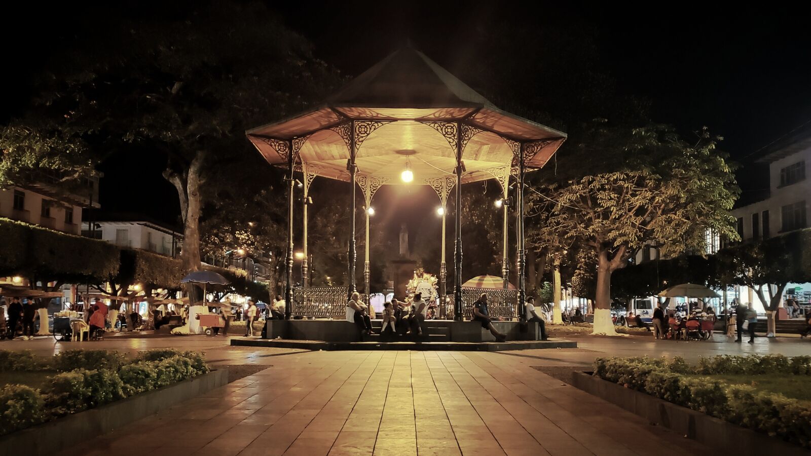 Samsung Galaxy S9+ sample photo. Downtown, kiosk, city photography