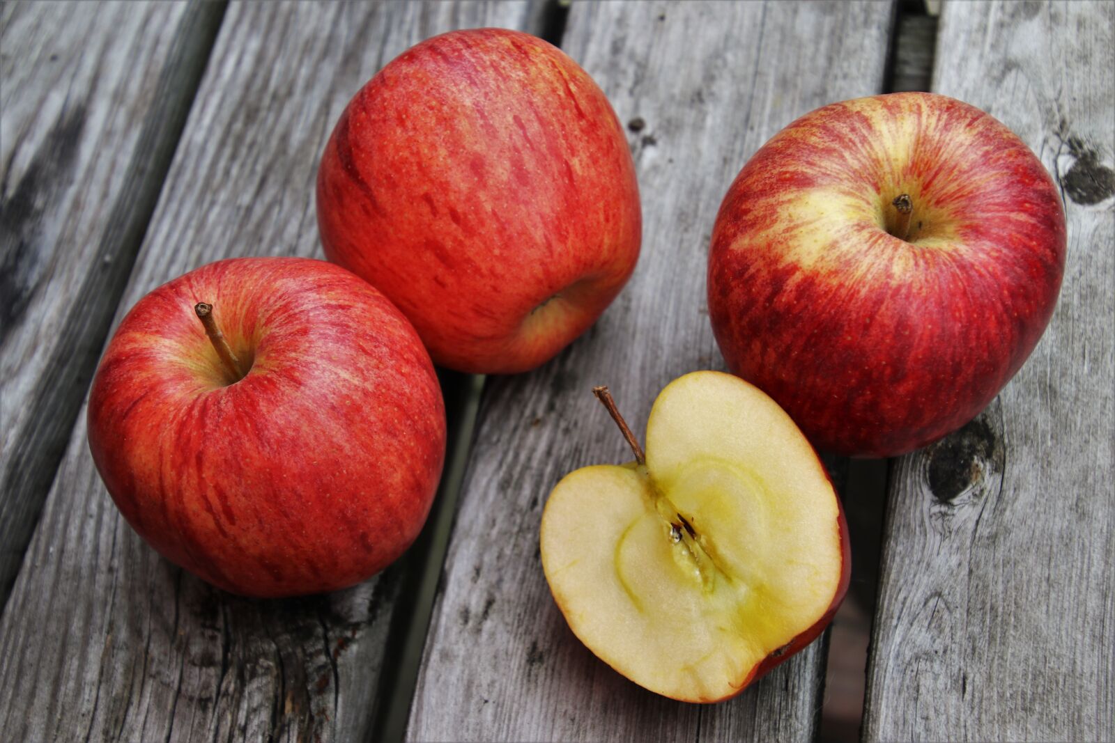 Canon EOS 80D sample photo. Red, apples, food photography
