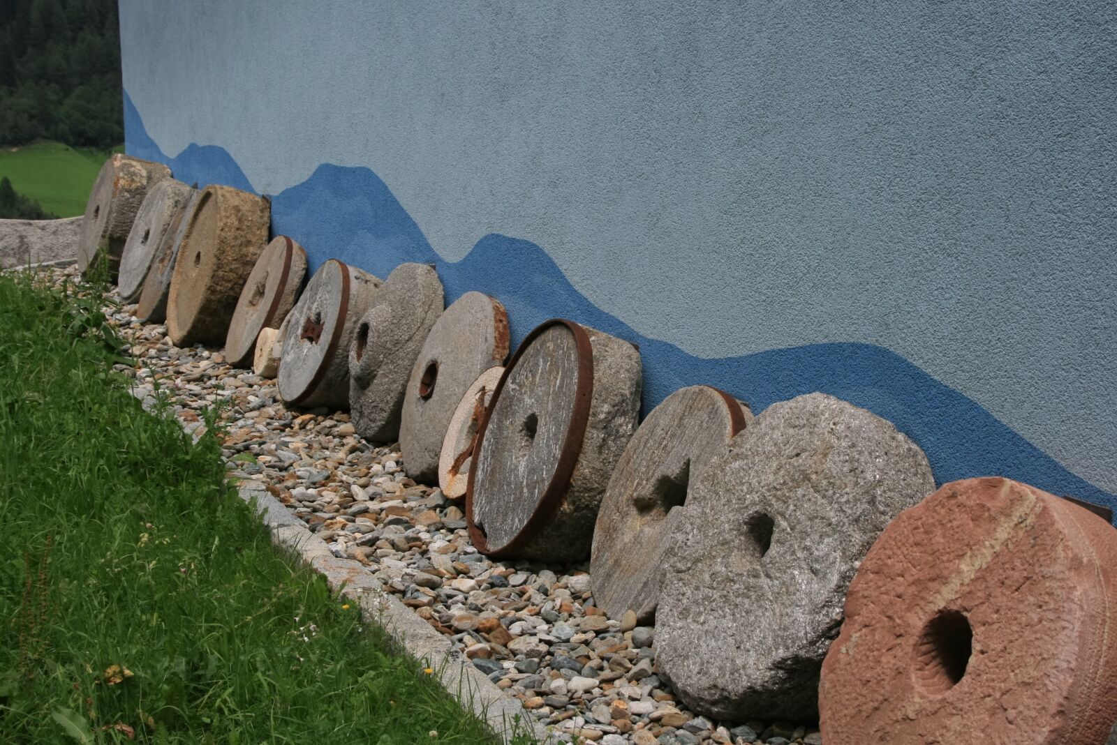 Canon EOS 400D (EOS Digital Rebel XTi / EOS Kiss Digital X) sample photo. Mill stones, stones, discarded photography