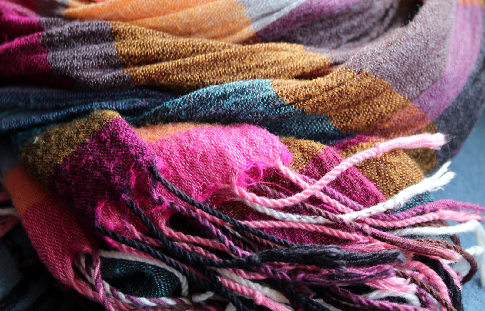 Canon EOS 1200D (EOS Rebel T5 / EOS Kiss X70 / EOS Hi) sample photo. Scarf, shawl, clothing photography