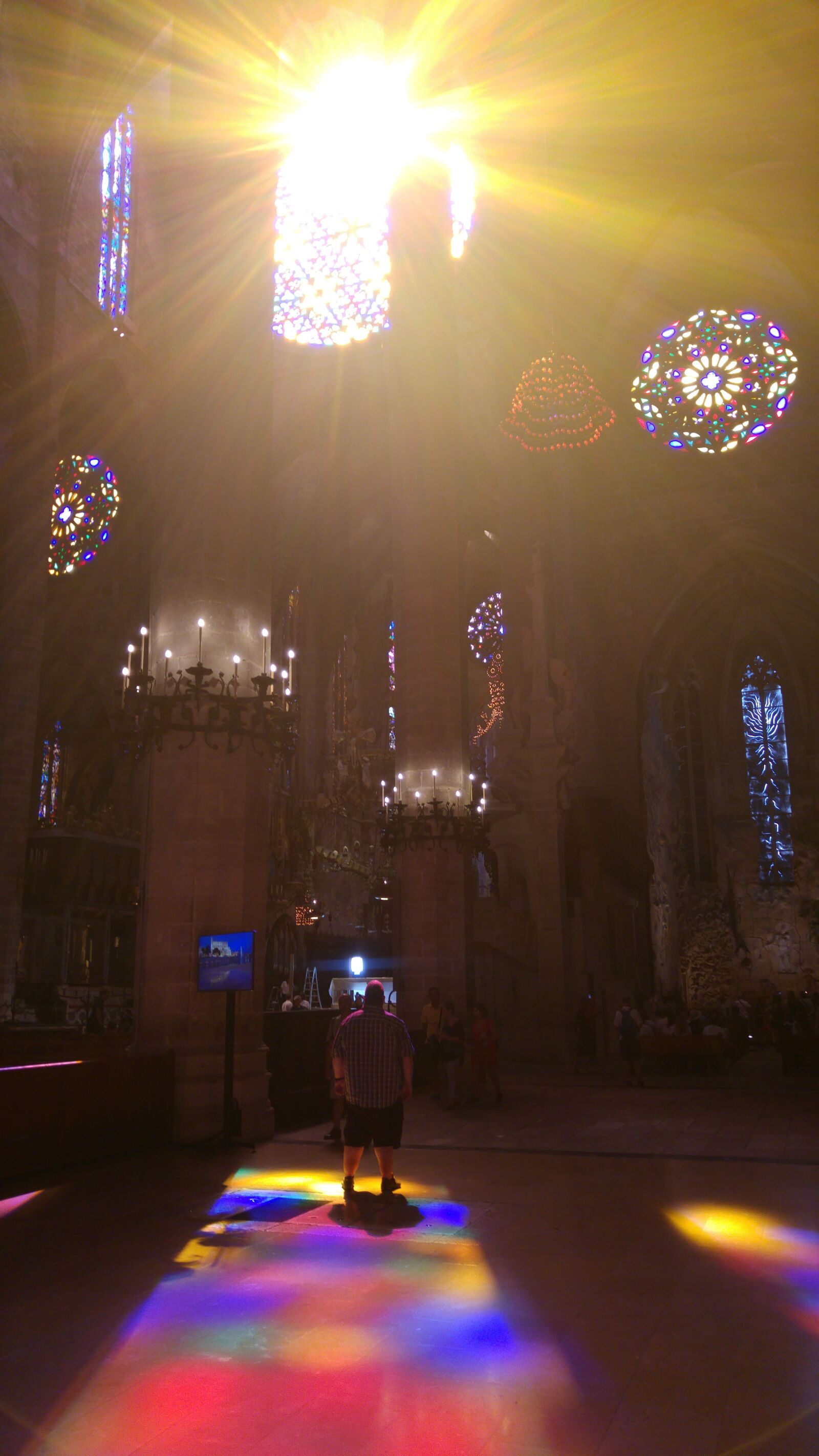 LG G4 sample photo. Cathedral, rosette, light photography