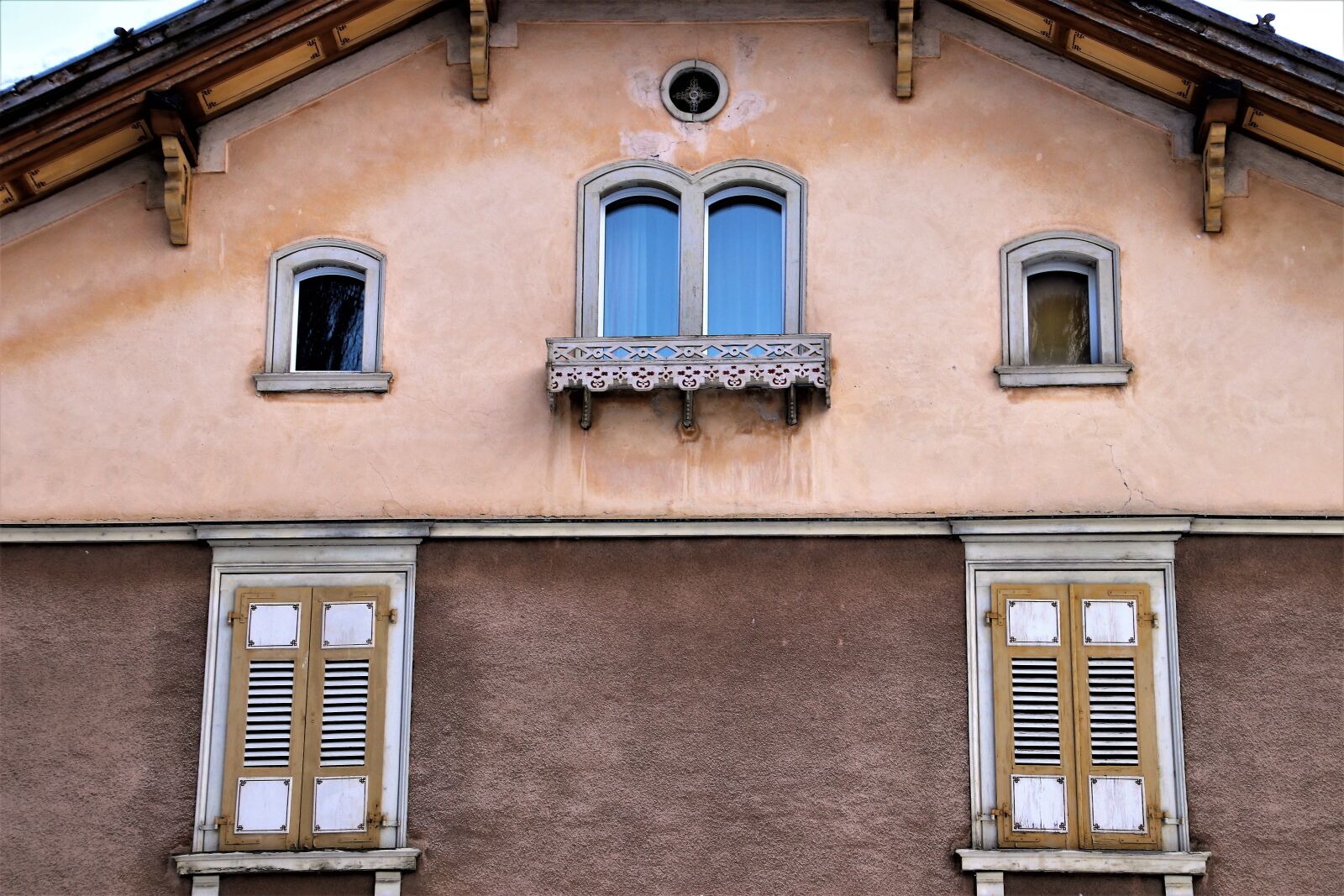 Canon EOS 80D sample photo. Shutters, architecture, house photography