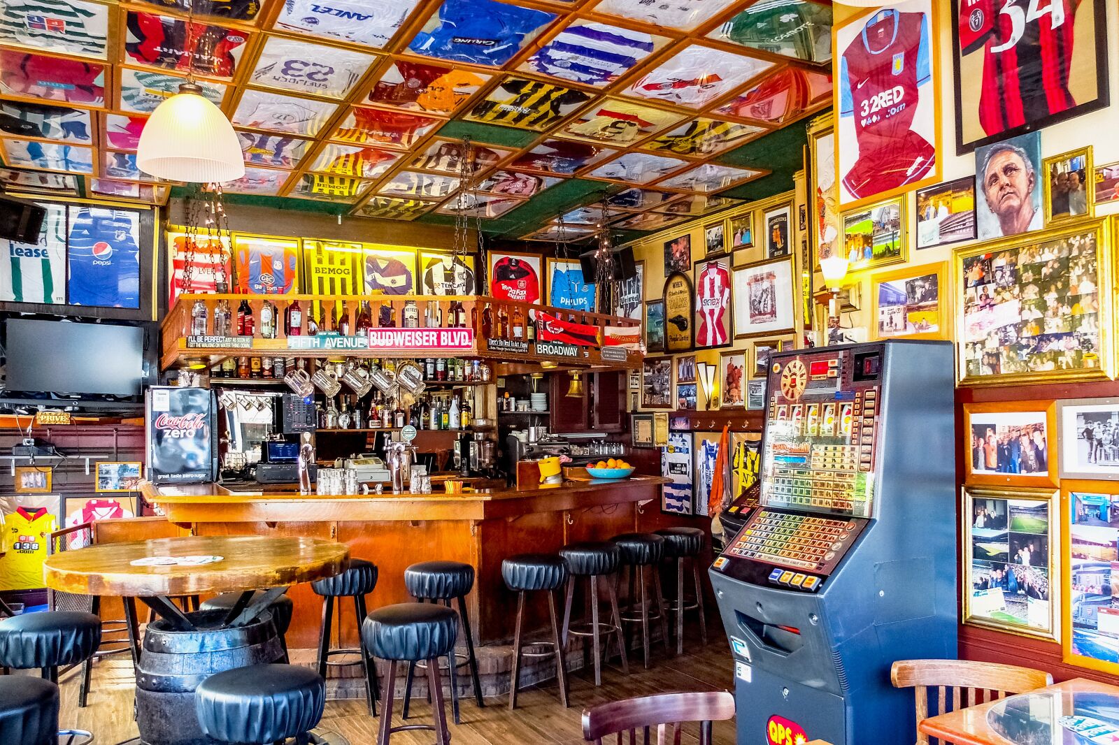 Fujifilm X30 sample photo. Bar, cafe, soccer photography