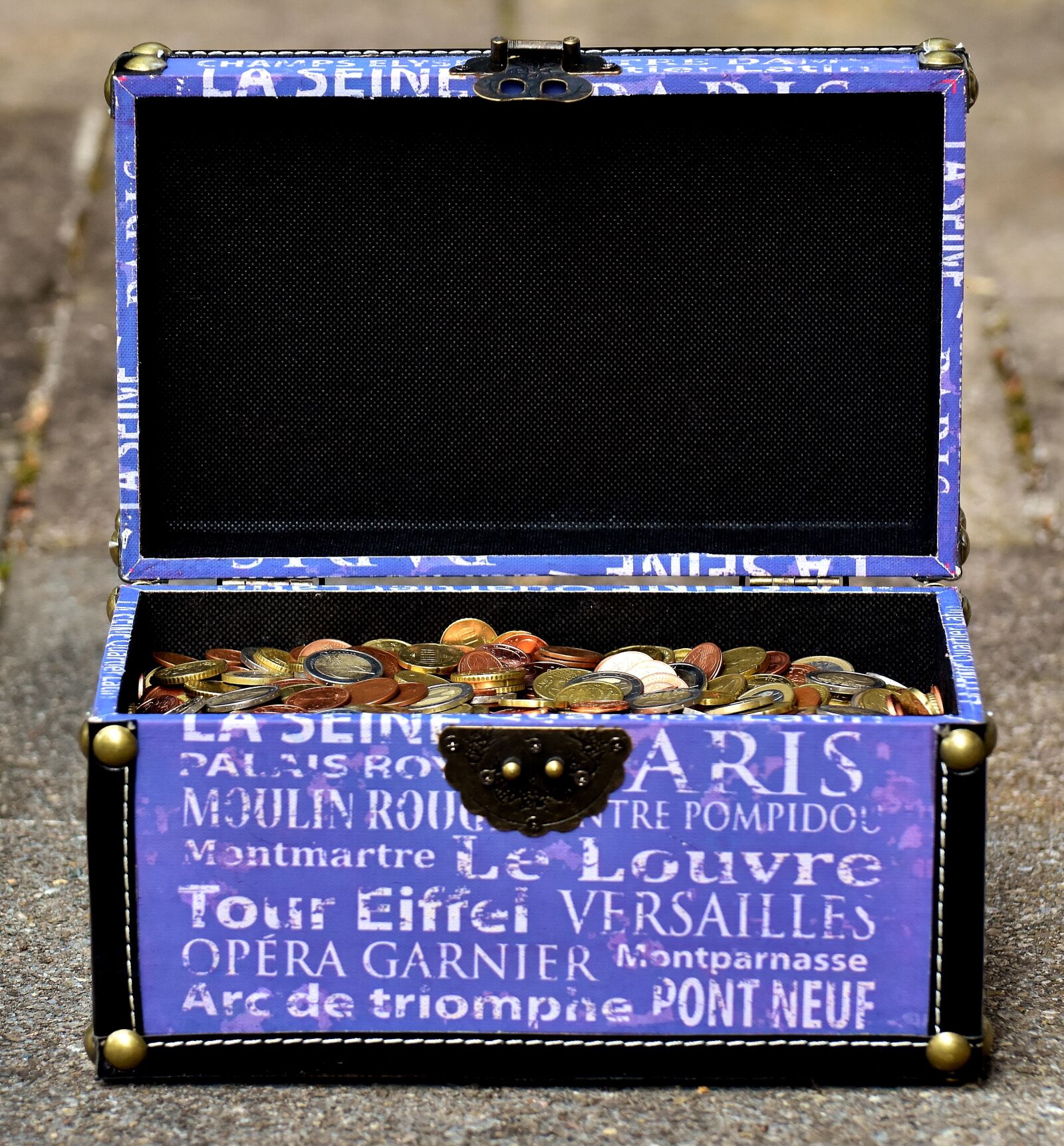 Nikon D7200 sample photo. Coins, chest, euro photography