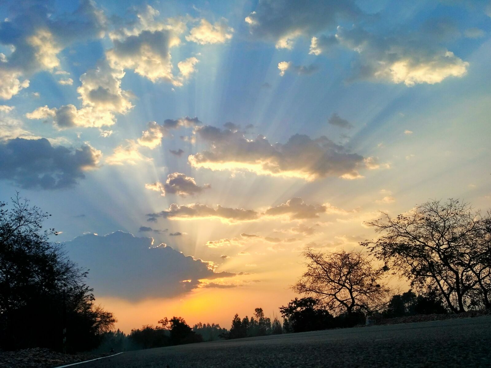 Xiaomi Redmi 3S sample photo. Spreading, sunrays, behind, cloud photography