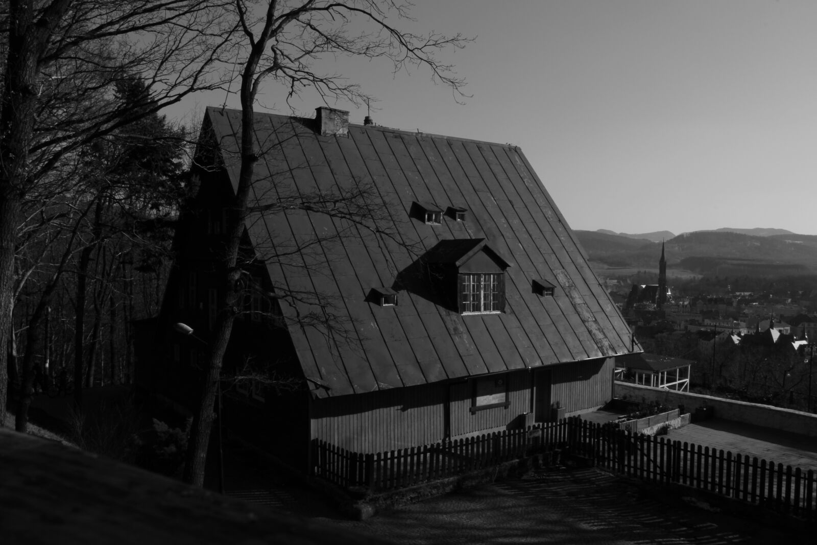 Canon EOS 2000D (EOS Rebel T7 / EOS Kiss X90 / EOS 1500D) sample photo. Black, white, house photography
