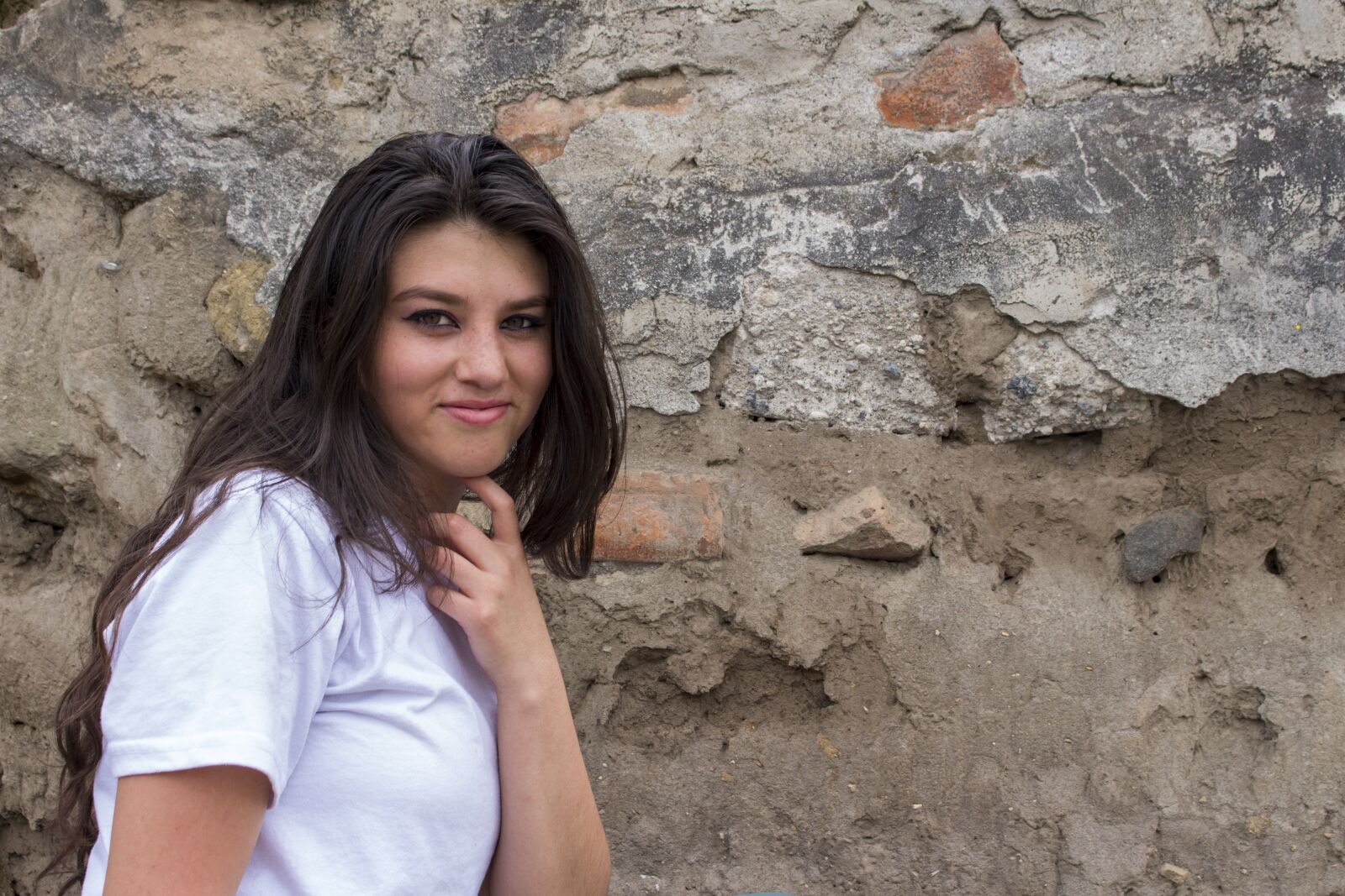 Canon EOS 700D (EOS Rebel T5i / EOS Kiss X7i) sample photo. Wall, women, rustic photography